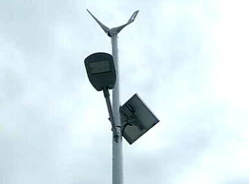 南京歐陸電氣40套設(shè)備配置功率300W的風(fēng)光互補(bǔ)系統(tǒng)用于上海浦東海邊風(fēng)光互補(bǔ)鋰電路燈并經(jīng)受住了大風(fēng)考驗(yàn)